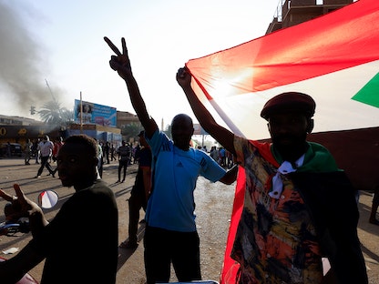 متظاهرون خلال مسيرة ضد الحكم العسكري في الخرطوم شمال السودان، 6 أبريل 2022 - REUTERS