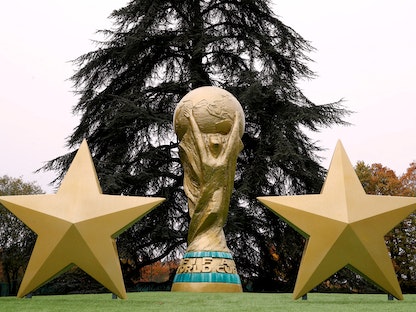 صورة تظهر مجسم طبق الأصل لكأس العالم - REUTERS