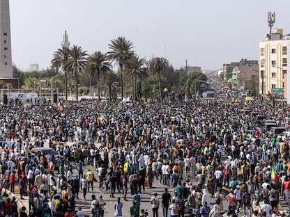 آلاف السنغاليين يتظاهرون بالعاصمة داكار رفضاً لترشح الرئيس الحالي ماكي سال لولاية ثالثة. 12 مايو 2023 - AFP