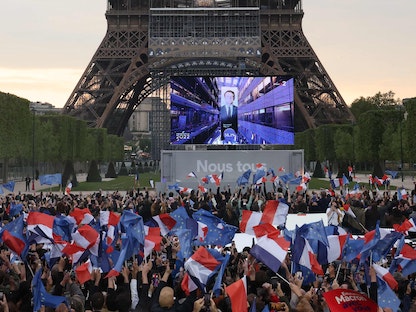 تفاعل مؤيدي الرئيس الفرنسي إيمانويل ماكرون قبل وصوله لمخاطبة أنصاره في باريس-24 أبريل 2022 - AFP