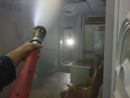 رجال الإطفاء يحاولون السيطرة على الحريق داخل مستشفى "ابن الخطيب" في بغداد - الشرق
