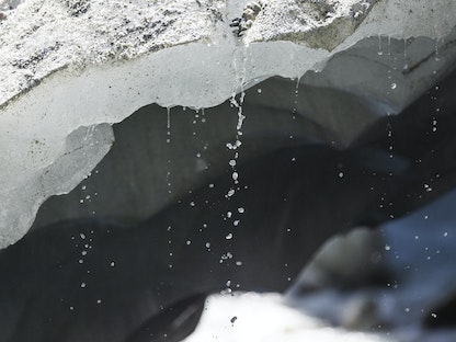 ذوبان الجليد في نهر مونت ماين الجليدي في فيربيل بالقرب من إيفولين بسويسرا. 29 أغسطس 2022 - REUTERS
