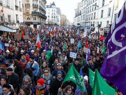 متظاهرون يحضرون مسيرة للاحتجاج على خطة الحكومة لإصلاح نظام التقاعد في باريس، فرنسا. 21 يناير 2023 - REUTERS