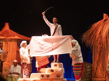 مشهد الختان في المسرحية السعودية "الهود" ضمن مهرجان الشارقة للمسرح الخليجي في الإمارات - الشرق