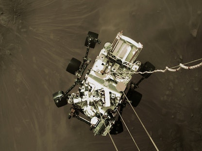  مركبة الفضاء "برسيفيرانس" تهبط على سطح المريخ صورة ثابتة من كاميرا فيديو أثناء مرحلة الهبوط - via REUTERS