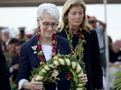 نائبة وزير الخارجية الأميركي ويندي شيرمان تضع إكليلاً من الزهور أمام نصب تذكاري في جزر سليمان إحياءً لذكرى معركة جوادالكانال- 8 أغسطس 2022 - AFP