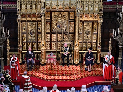 الأمير تشارلز، ولي عهد بريطانيا وأمير ويلز يلقي خطاب الملكة في الجلسة الافتتاحية للبرلمان البريطاني نيابة عن الملكة إليزابيث - 10 مايو 2022 - AFP