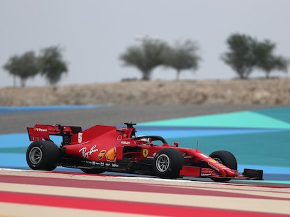 سيارة فيراري الخاصة بالسائق الألماني سيباستيان فيتيل خلال تجارب جائزة البحرين الكبرى للفورمولا-1 - Pool via REUTERS