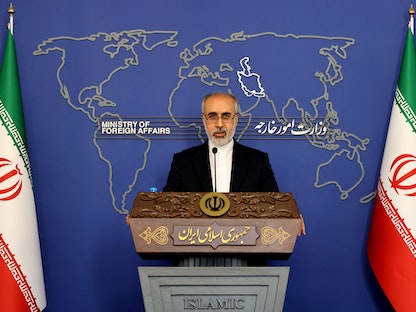 المتحدث باسم وزارة الخارجية الإيرانية ناصر كنعاني خلال مؤتمر صحافي في طهران. 13 يوليو 2022 - AFP