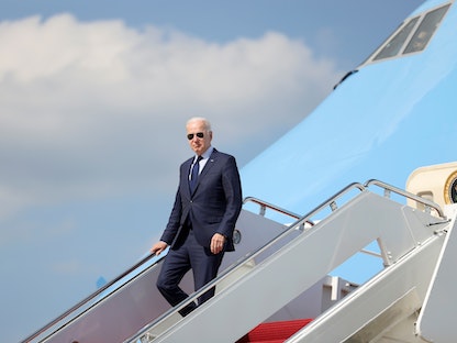 الرئيس الأميركي جو بايدن ينزل من طائرة الرئاسة في قاعدة أندروز المشتركة بولاية ماريلاند- 27 مايو 2021 - REUTERS