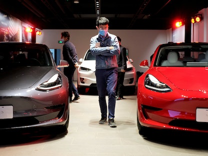 سيارات تيسلا داخل صالة عرض في شنغهاي، الصين، 8 مايو 2020 - REUTERS