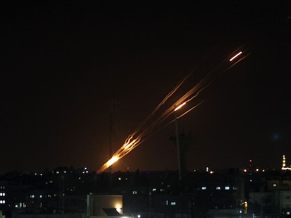 رشقات صاروخية تطلق من قطاع غزة باتجاه إسرائيل. 7 أغسطس 2022. - AFP