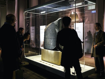 زوار يشاهدون حجر رشيد في المتحف البريطاني بلندن. 13 نوفمبر 2018 - AFP
