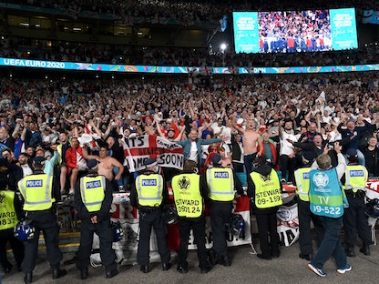 الجماهير الإنجليزية في مباراة إنجلترا والدنمارك في نصف نهائي يورو 2020 - Pool via REUTERS