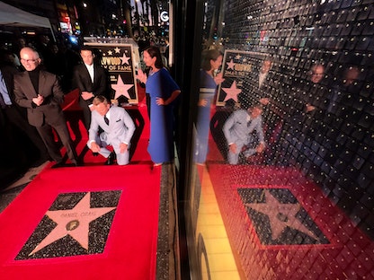 الممثل دانيال كريج يكشف عن نجمه في ممشى المشاهيربهوليوود في لوس أنجلوس - REUTERS