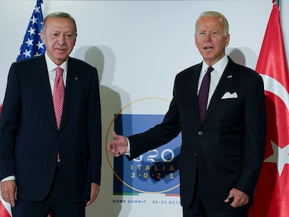 الرئيسان الأمريكي جو بايدن والتركي رجب طيب أردوغان على هامش قمة قادة مجموعة العشرين في روما، إيطاليا- 31 أكتوبر 2021. - REUTERS