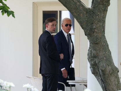 مستشار الأمن القومي جيك سوليفان، يرافق الرئيس الأميركي جو بايدن في البيت الأبيض - 27 يوليو 2021 - REUTERS
