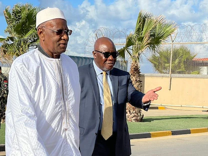 المبعوث الأممي إلى ليبيا عبدالله باتيلي (يسار) لحظة وصوله إلى العاصمة الليبية طرابلس، 14 أكتوبر 2022 - unsmil.unmissions.org