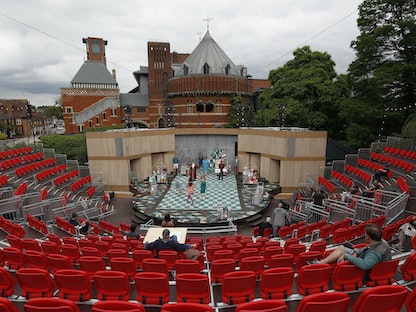 ساحة عرض خارجية تم تشييدها خصيصاً وتقع في حدائق مسرح سوان في ستراتفورد أبون آفون  - AFP