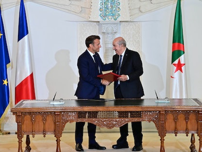 الرئيس الجزائري عبد المجيد تبون ونظيره الفرنسي إيمانويل ماكرون خلال توقيع اتفاقية في الجزائر- 27 أغسطس 2022 - via REUTERS