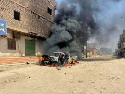 حرق مركبة خلال اشتباكات شهدتها مدينة كسلا بشرق السودان - 18 يوليو 2022 - AFP