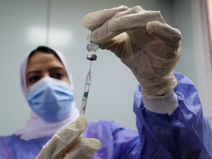 ممرضة تحمل حقنة لقاح ضد فيروس كورونا في القاهرة - REUTERS