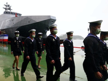 ضباط في البحرية التايوانية خلال احتفال رسمي بطرادات جديدة في ييلان - REUTERS