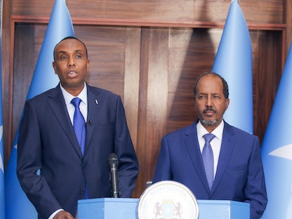 الرئيس الصومالي حسن شيخ محمود مع رئيس الوزراء الجديد حمزة عبدي بري  - @TheVillaSomalia