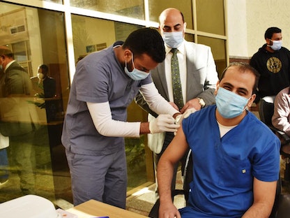 أحد العاملين في القطاع الطبي المصري يتلقى لقاح مضاد لكورونا - الصفحة الرسمية لوزارة الصحة المصرية على فيسبوك