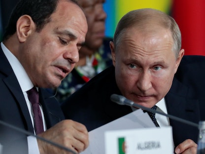 الرئيس المصري عبد الفتاح السيسي يتحدث إلى الرئيس الروسي فلاديمير بوتين خلال القمة الروسية الإفريقية لعام 2019 -  سوتشي 24 أكتوبر 2019 - REUTERS