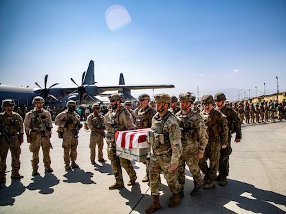 جنود أميركيون يحملون جثمان أحد ضحايا تفجير مطار كابول - 27 أغسطس 2021 - REUTERS