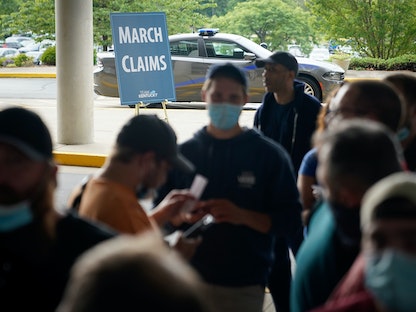 أميركيون يصطفون خارج مركز للتوظيف في ولاية كنتاكي - REUTERS