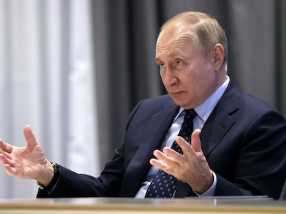 الرئيس الروسي فلاديمير بوتين خلال اجتماعه بحاكم منطقة تفير. 7 نوفمبر 2022 - REUTERS