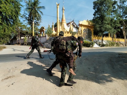 عناصر من القوات المتمردة في ميانمار خلال مواجهات مع قوات الجيش - 19 ديسمبر 2021 - REUTERS