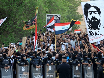 متظاهرون عراقيون خلال احتجاجات في بغداد - 2 سبتمبر 2022 - REUTERS