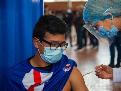 شاب يتلقى جرعة من لقاح "فايزر" المضاد لكورونا في كولومبيا - 28 أغسطس 2021 - Getty Images