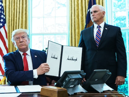 الرئيس الأميركي السابق دونالد ترمب يُظهر أمراً تنفيذياً بشأن العقوبات على المرشد الأعلى لإيران - 24 يونيو 2019 - AFP