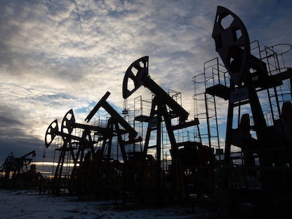 تحالف "أوبك+" لا يزال حذراً تجاه زيادة المعروض النفطي في الأسواق  -  بلومبرغ
