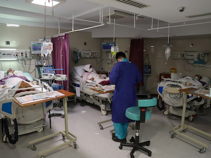 مجموعة من المصابين بفيروس كورونا في أحد مستشفيات العاصمة الإيرانية طهران- 28 يوليو 2021 - VIA REUTERS