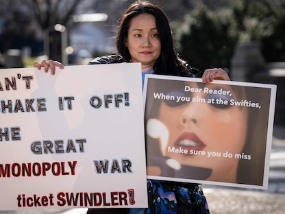 مُحبة لتايلور سويفت ترفع لافتات أمام مقر الكونجرس الأميركي للتنديد بسياسة منصة Ticket master، واشنطن، 24 يناير 2023 - Getty Images via AFP