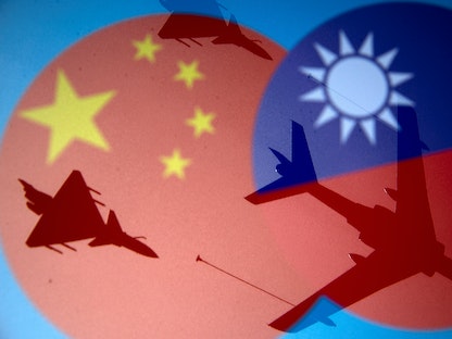 صورة توضيحية تظهر علمي الصين وتايوان وفي خلفيتهما طائرات عسكرية، 9 أبريل 2021 - REUTERS