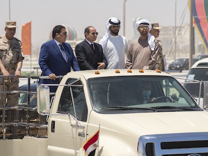 الرئيس المصري عبد الفتاح السيسي، ووليّ عهد أبوظبي الشيخ محمد بن زايد، ورئيس المجلس الرئاسي في ليبيا محمد المنفي، خلال افتتاح قاعدة 3 يوليو البحرية - 3 يوليو 2021