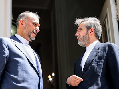 وزير الخارجية الإيراني حسين أمير عبد اللهيان (يسار) مع كبير المفاوضين الإيرانيين علي باقري في طهران - 23 يونيو 2022 - AFP