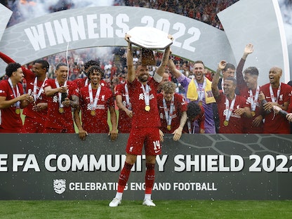 جوردان هندرسون قائد ليفربول يرفع درع المجتمع ولاعبو الفريق يحتفلون بعد الفوز على مانشستر سيتي - 30 يوليو 2022 - Action Images via Reuters