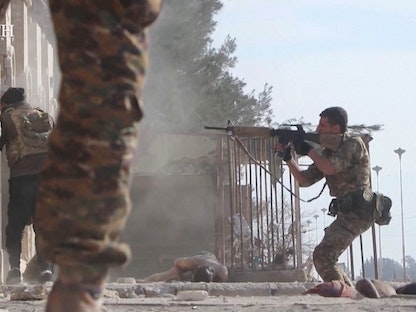 أحد عناصر قوات سوريا الديمقراطية خلال عمليات اشتباك خارج سجن غويران مع مقاتلي "داعش" في الحسكة، سوريا -22 يناير 2022 - REUTERS