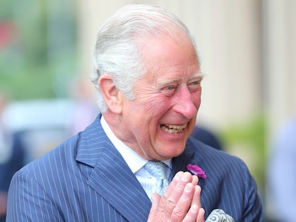 الأمير تشارلز يعتمد أسلوباً كلاسيكياً مؤلفاً من بزة وربطة عنق ومنديل متناسق - AFP