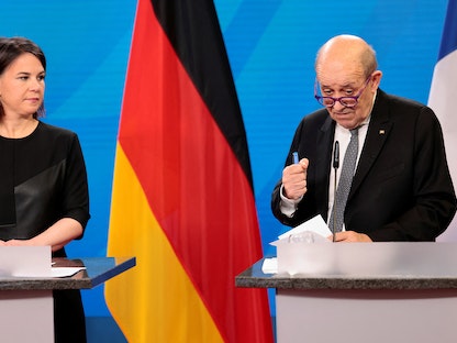 وزير الخارجية الفرنسي جان إيف لودريان ونظيرته الألمانية أنالينا بربوك خلال مؤتمر صحافي في برلين- 5 أبريل 2022 - REUTERS