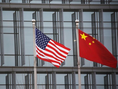 علما الولايات المتحدة والصين أمام شركة أميركية ببكين - REUTERS