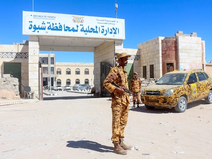 أفراد من قوات الأمن اليمنية الموالية للحكومة أمام مقر الإدارة المحلية لمحافظة شبوة في مدينة عتق عاصمة المحافظة شرق ميناء عدن. 18 يناير 2022 - AFP