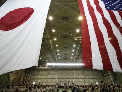 علما اليابان والولايات المتحدة في قاعدة يوكوتا الجوية في طوكيو - REUTERS